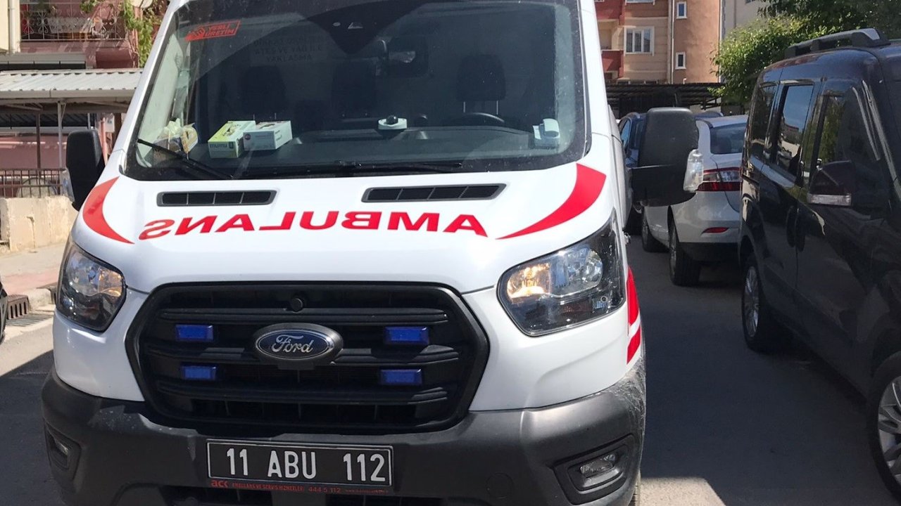 Otomobil yayanın ayağının üzerinden geçti