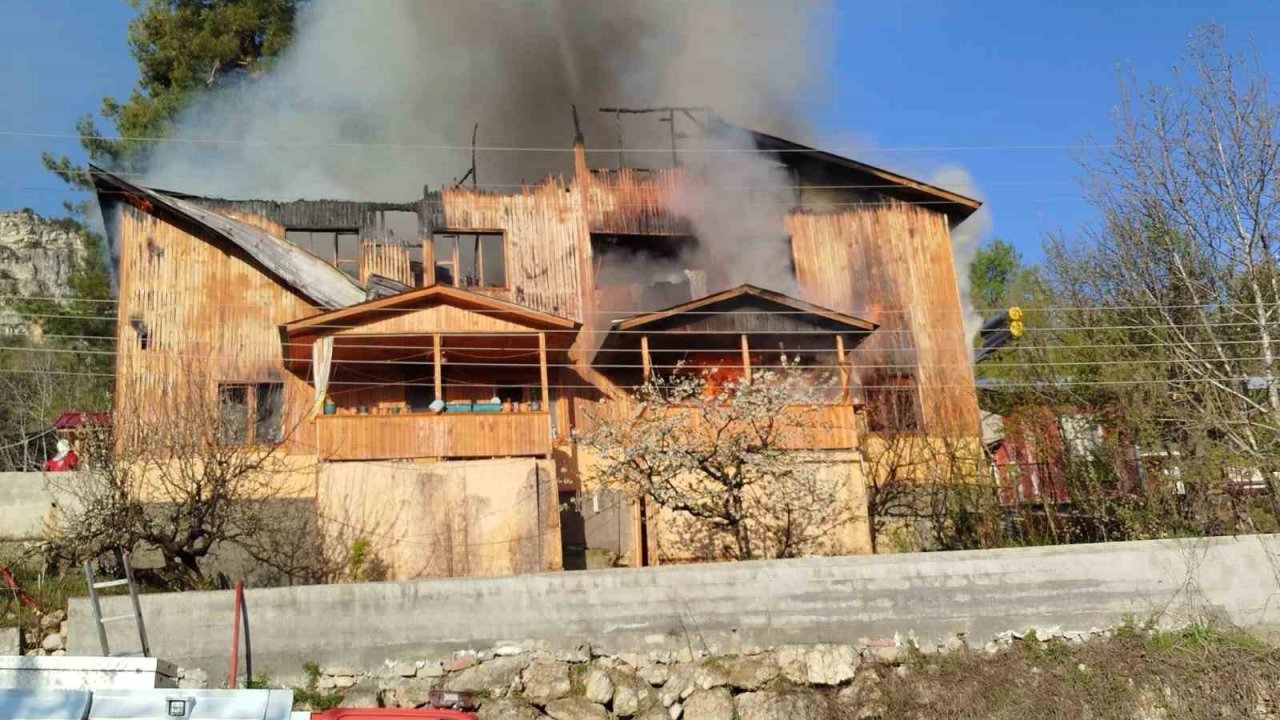 Mersin’de 3 katlı evde yangın