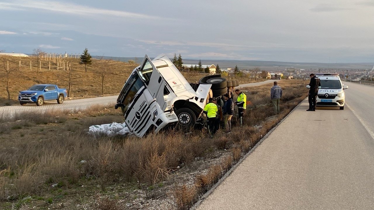 Konya’da gübre yüklü tır şarampole devrildi