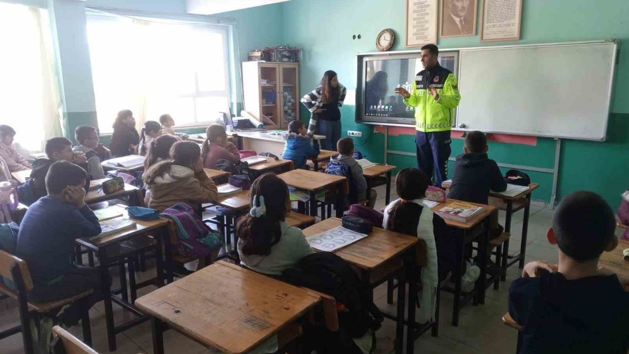 Jandarma ekipleri Bozdoğanlı öğrencileri bilgilendirdi