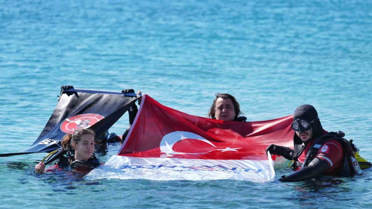Konyaaltı sahilini ve denizi temizlediler