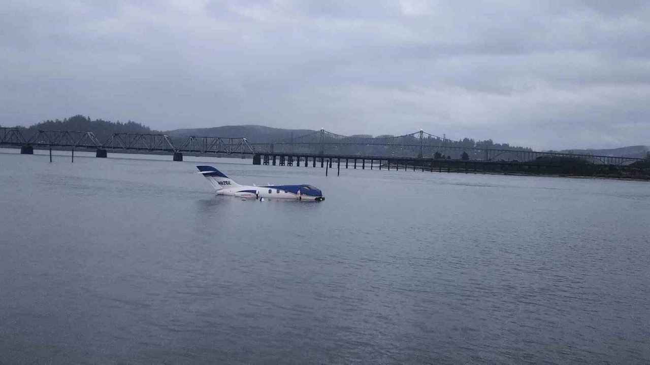 ABD’de pistten kayan küçük uçak suya düştü: 5 yaralı