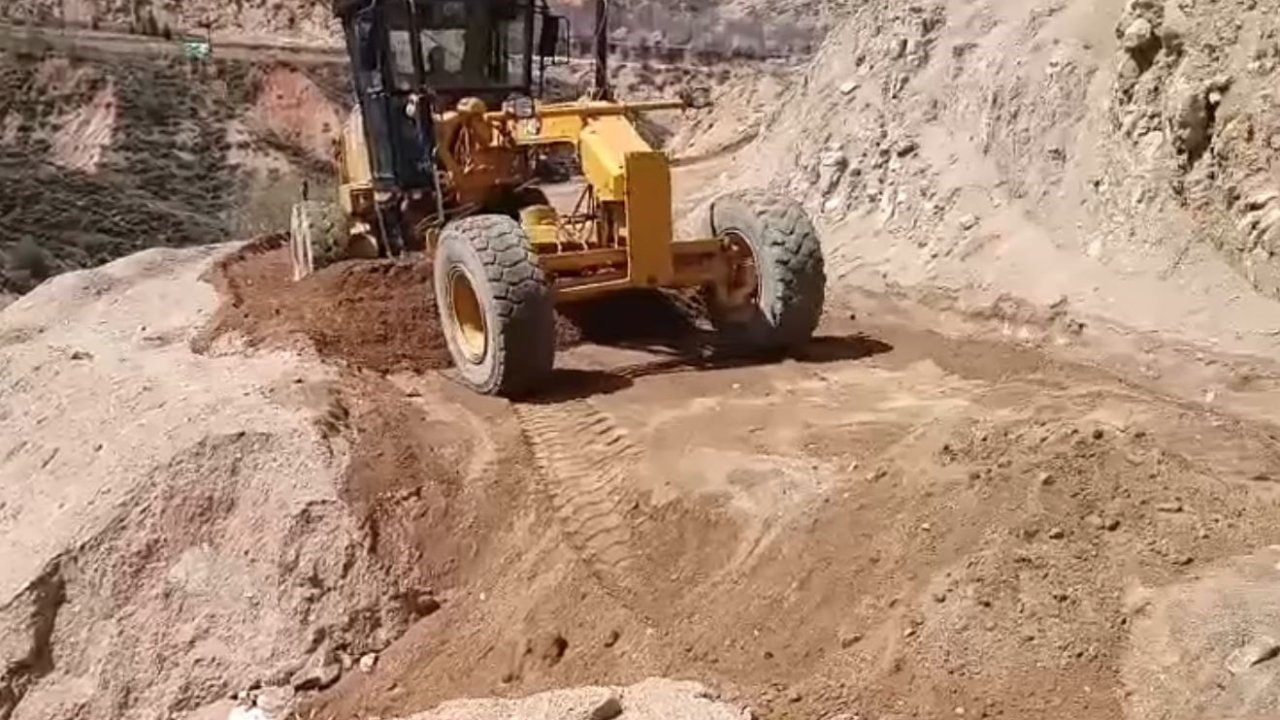 Elazığ’da heyelan nedeniyle zarar gören köy yollarının onarımı sürüyor