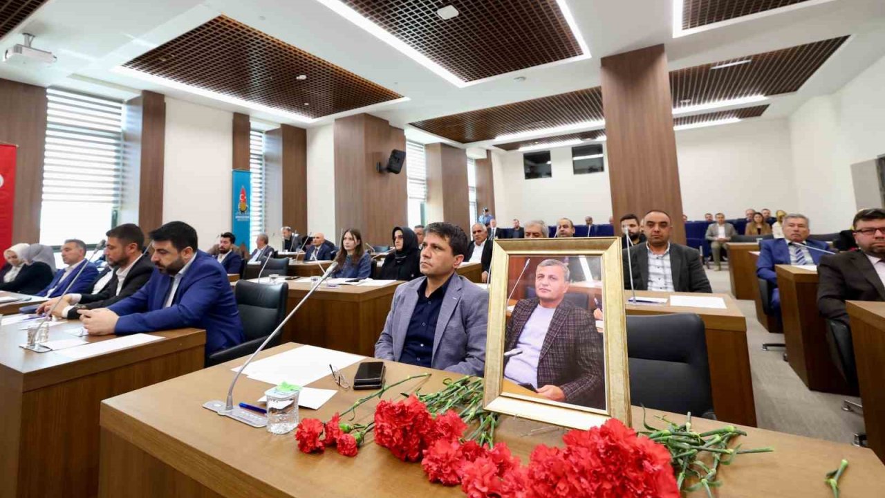 Onikişubat Belediye Meclisi, vefat eden Menderes Akıllı’yı unutmadı