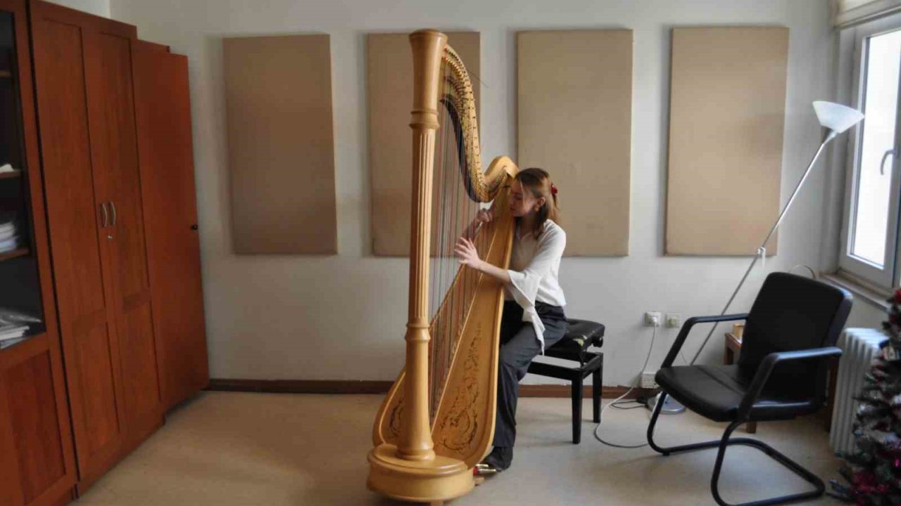 Küçüklüğünden beri çaldığı boyundan büyük arp ile Türkiye’yi temsil ediyor