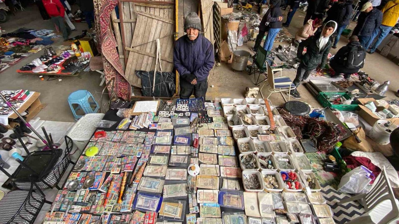 İkinci el ve antika eşya arayan soluğu Bornova Bit Pazarı’nda alıyor