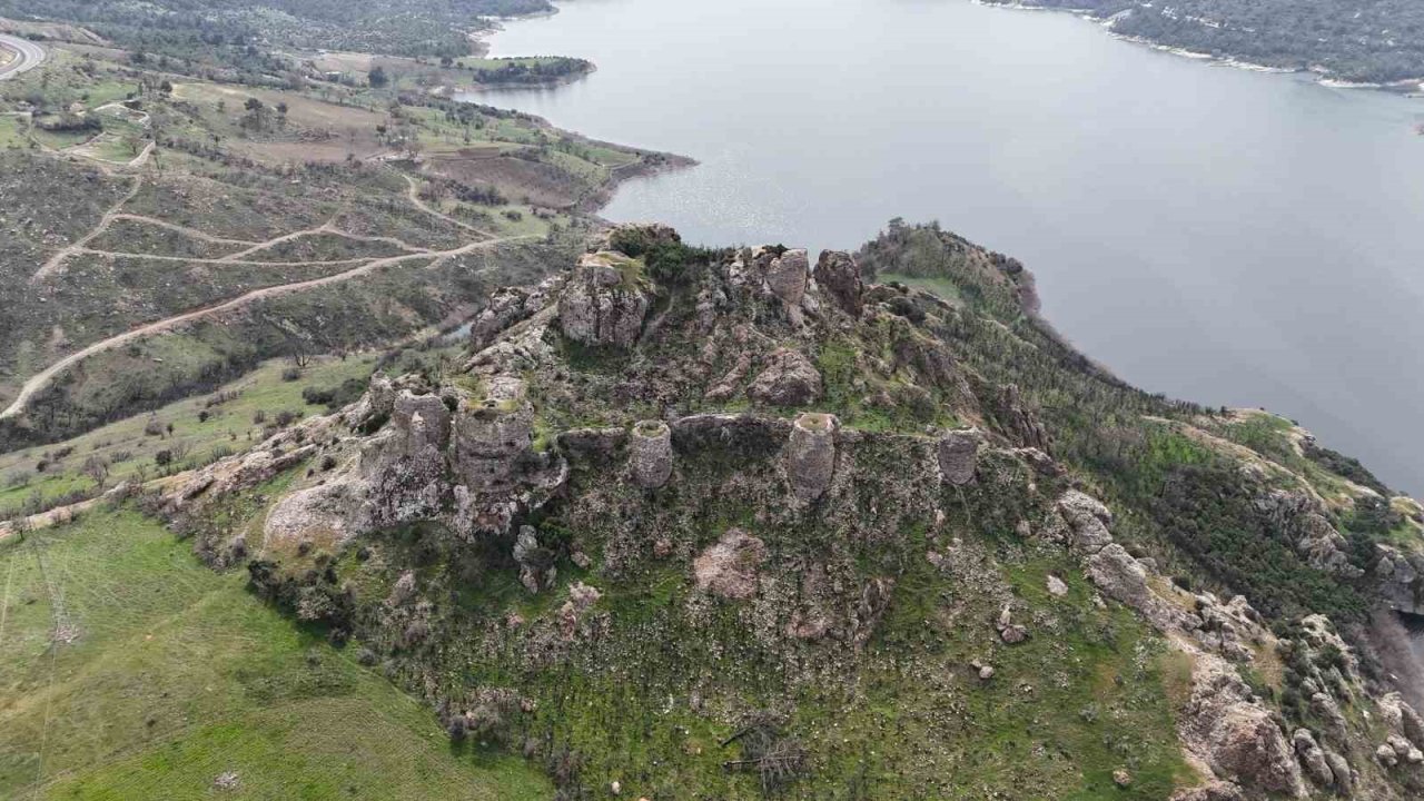 Çanakkale’de orman yangınlarında alevlere teslim olan Atikhisar Kalesi yeşermeye başladı