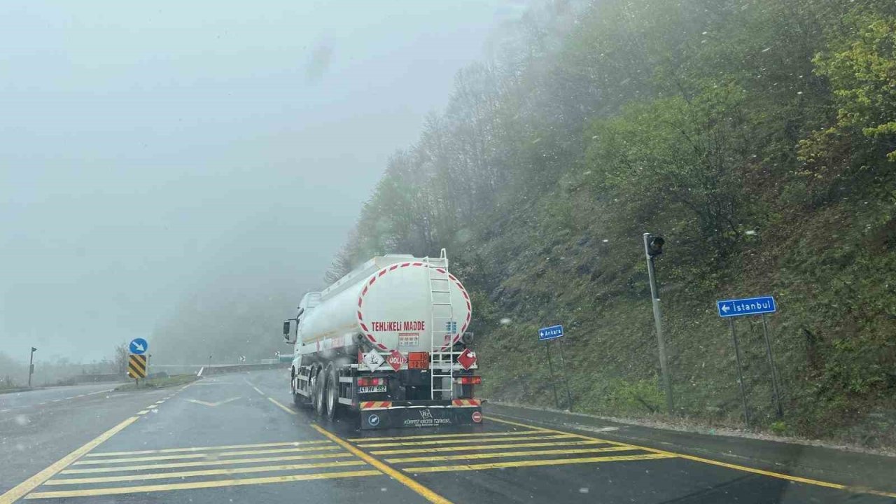 Bolu Dağı’nda hafif kar yağışı ve sis etkili oluyor