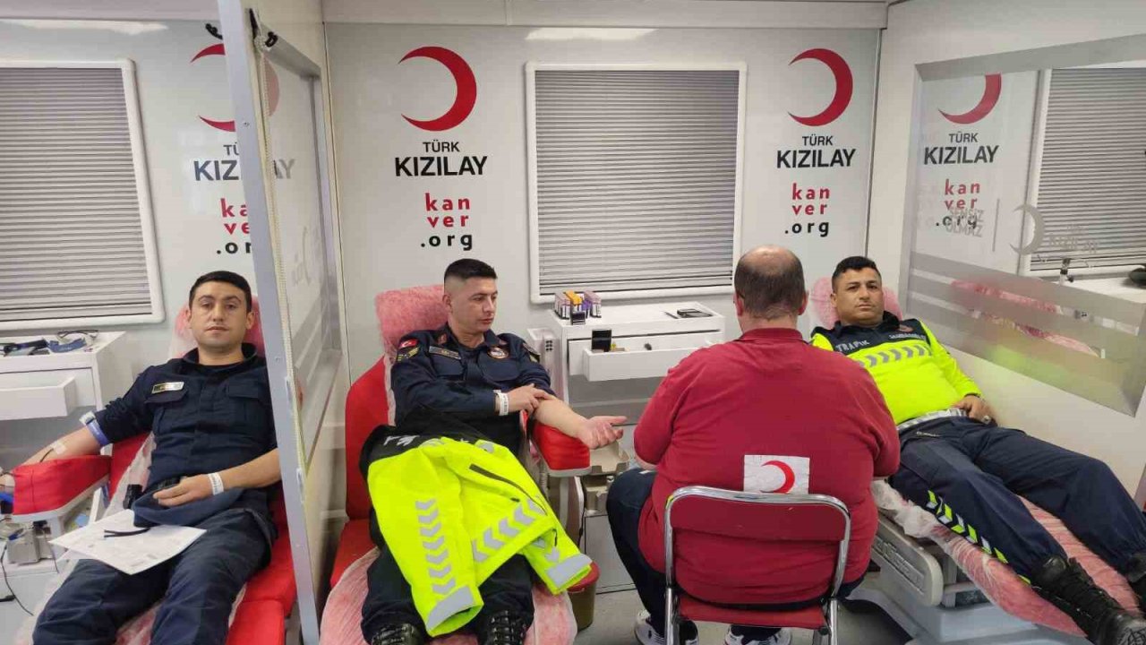 Jandarma ekipleri kan bağışı yaptı