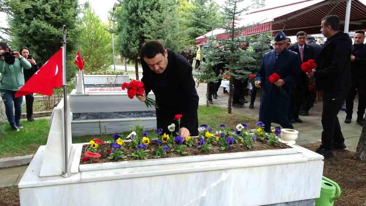Kütahya’da Polis Haftası dolayısıyla şehitlik ziyaretleri gerçekleştirildi