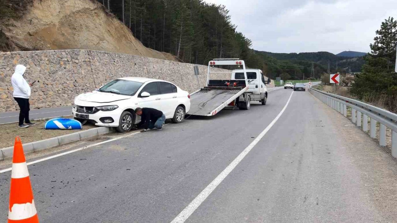 Kontrolden çıkan otomobil orta refüje savruldu: 2 yaralı