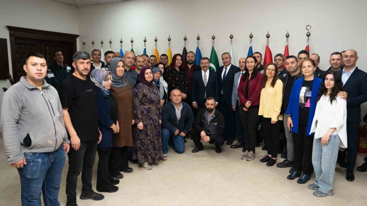 Başkan Odabaşı personei ve vatandaşlarla bayramlaştı