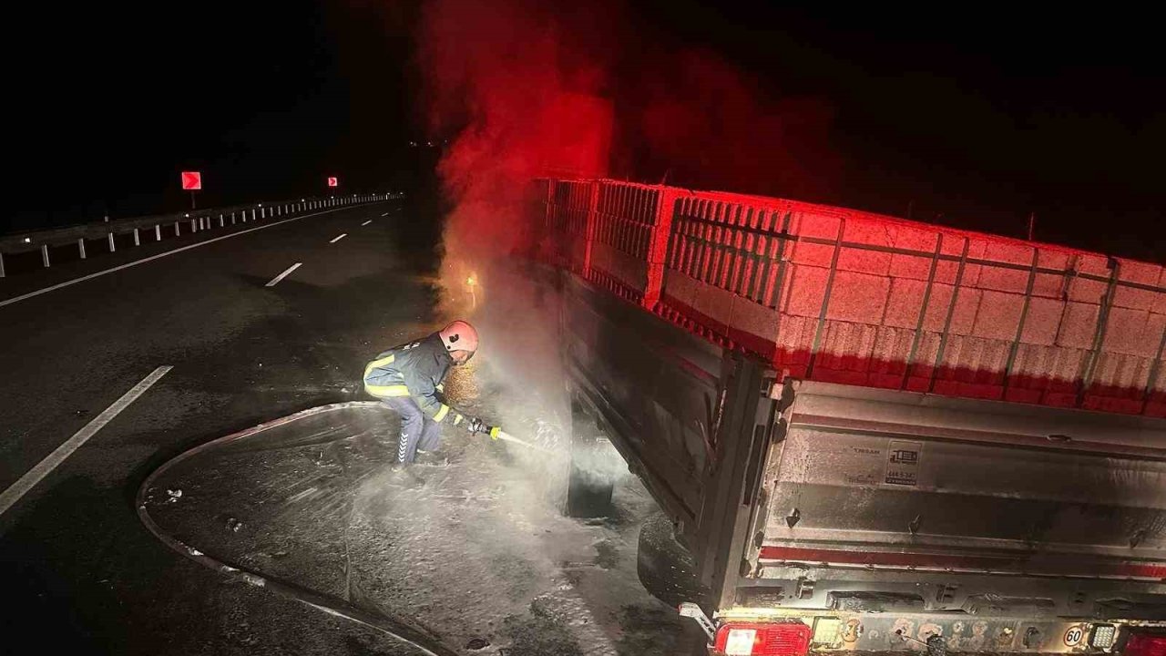 Akseki’de rampa inerken balataları yanan tır alev aldı