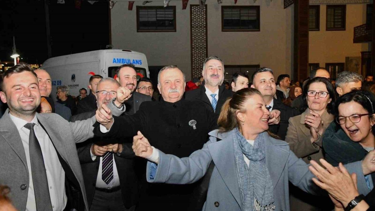 Romanlar günlerini dans ederek kutladı