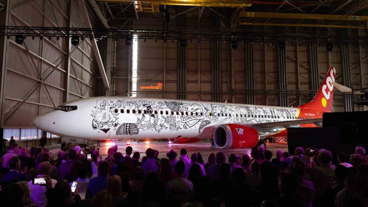 Dünyanın tamamen dövme tasarımlı ilk uçağı havalandı