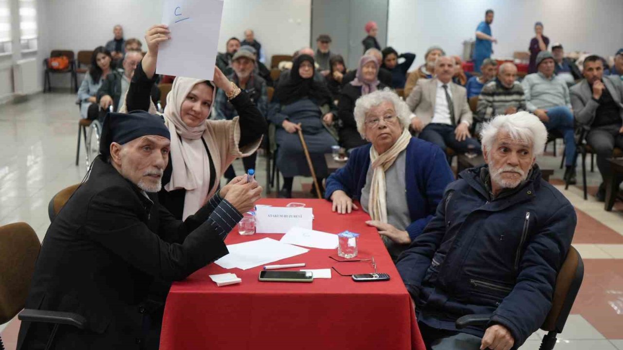 Huzurevi sakinleri bilgi yarışması: Hem yarıştılar hem eğlendiler