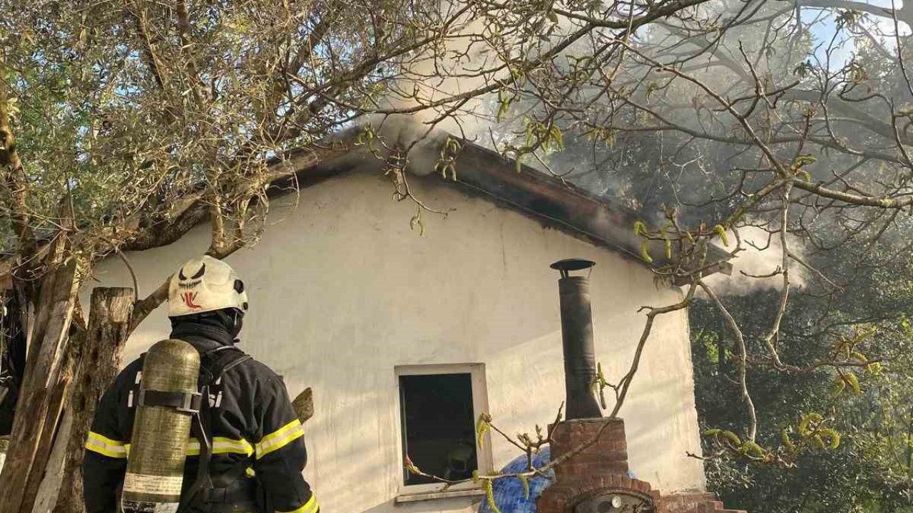 Mangal için yakılan barbekü çatı yangınına neden oldu