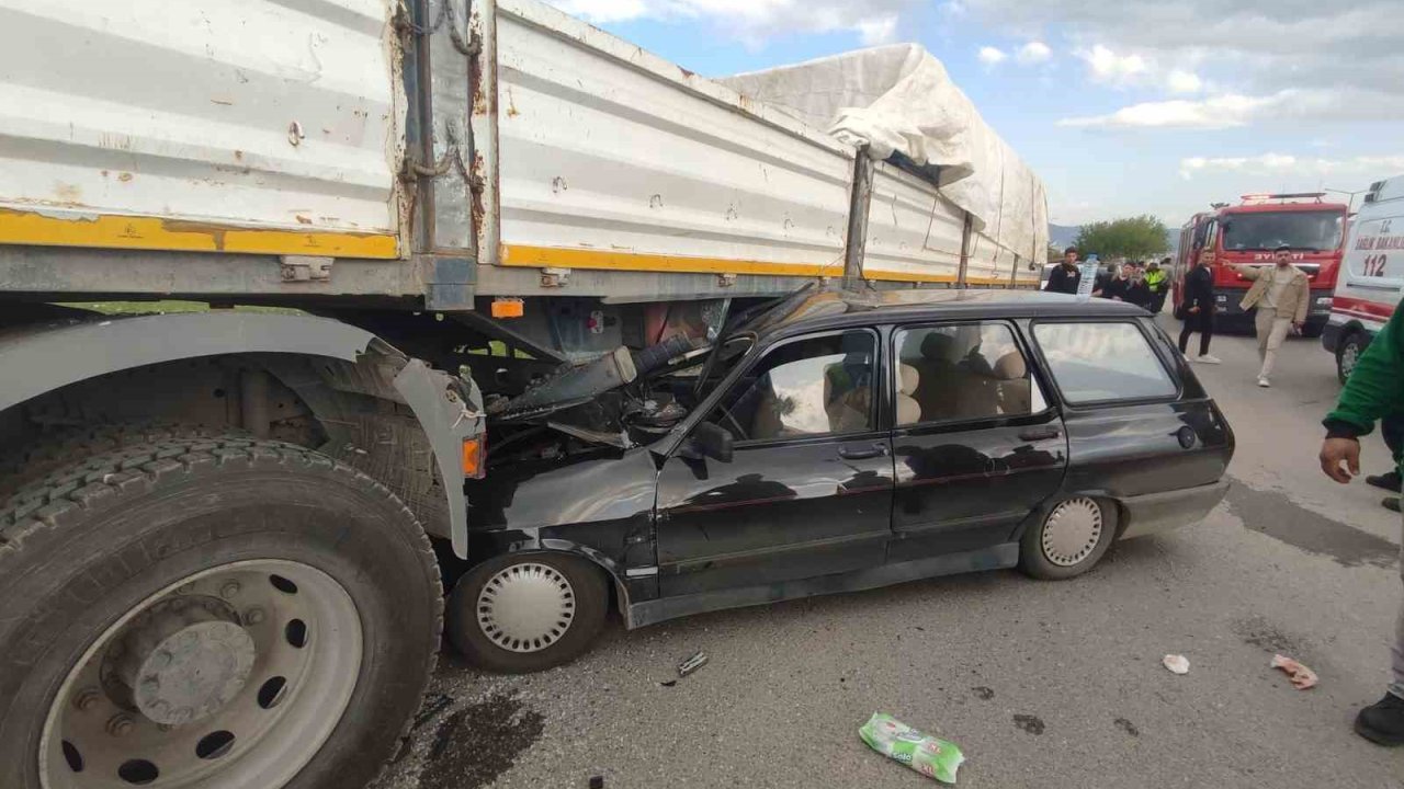 Otomobil tırın altına girdi: 2 yaralı