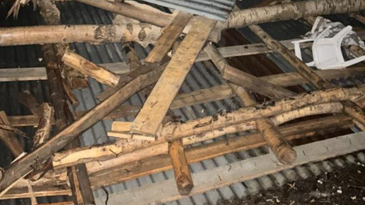 Hakkari’de şiddetli fırtına yıkıp geçti: 69 çatı zarar gördü