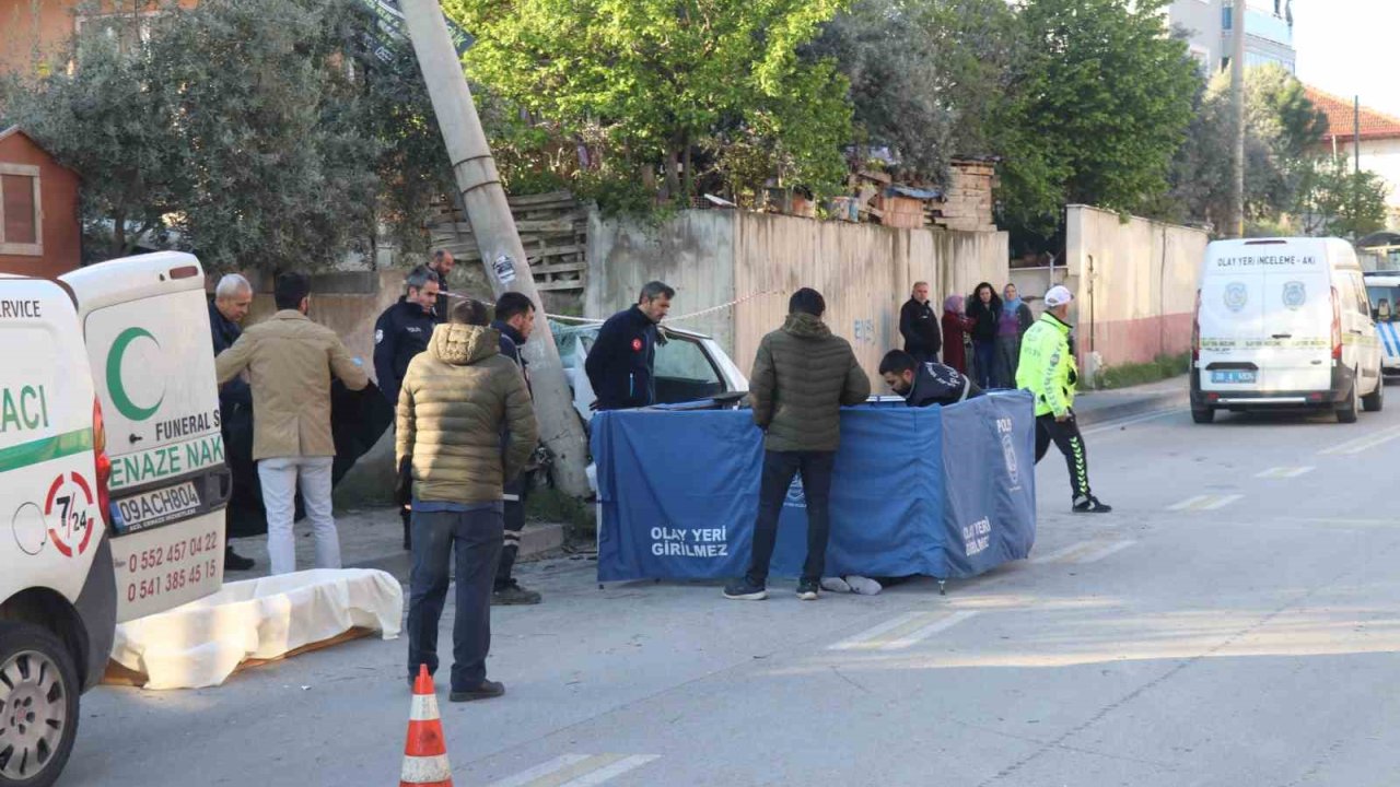 Elektrik direğine çarpan otomobilin sürücüsü hayatını kaybetti