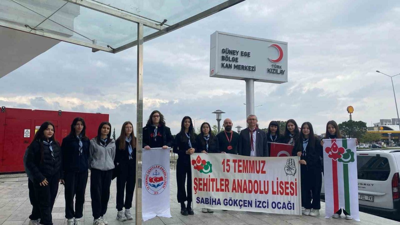 İzcilerden Kızılay’a anlamlı ziyaret