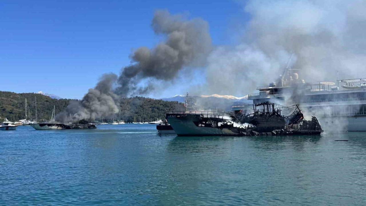 Fethiye’de 4 tekneyi küle çeviren yangın söndürüldü