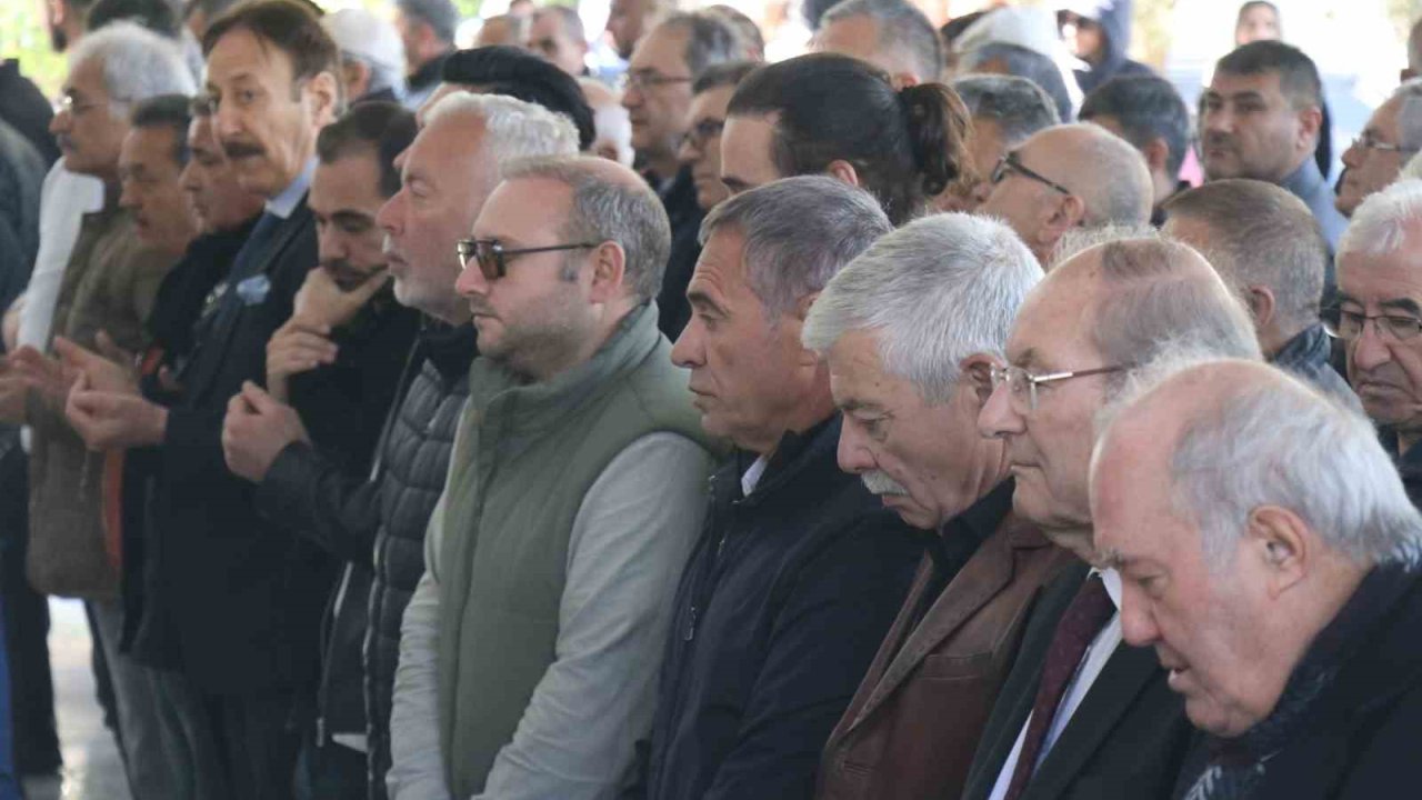 Ersun Yanal’ın annesi son yolculuğuna uğurlandı