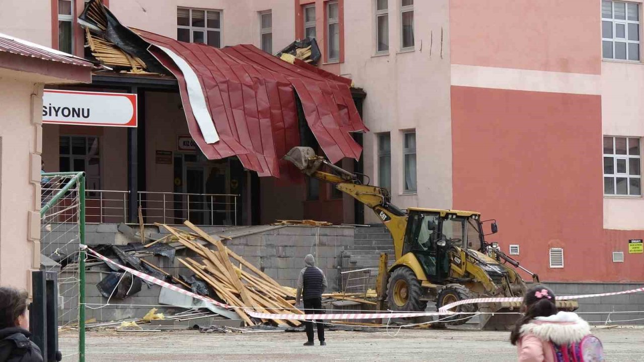 Erzurum’da kuvvetli rüzgâr ve fırtına yıktı geçti