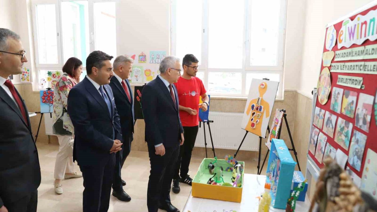 Sivas’ta miniklerden geri dönüşüm defilesi