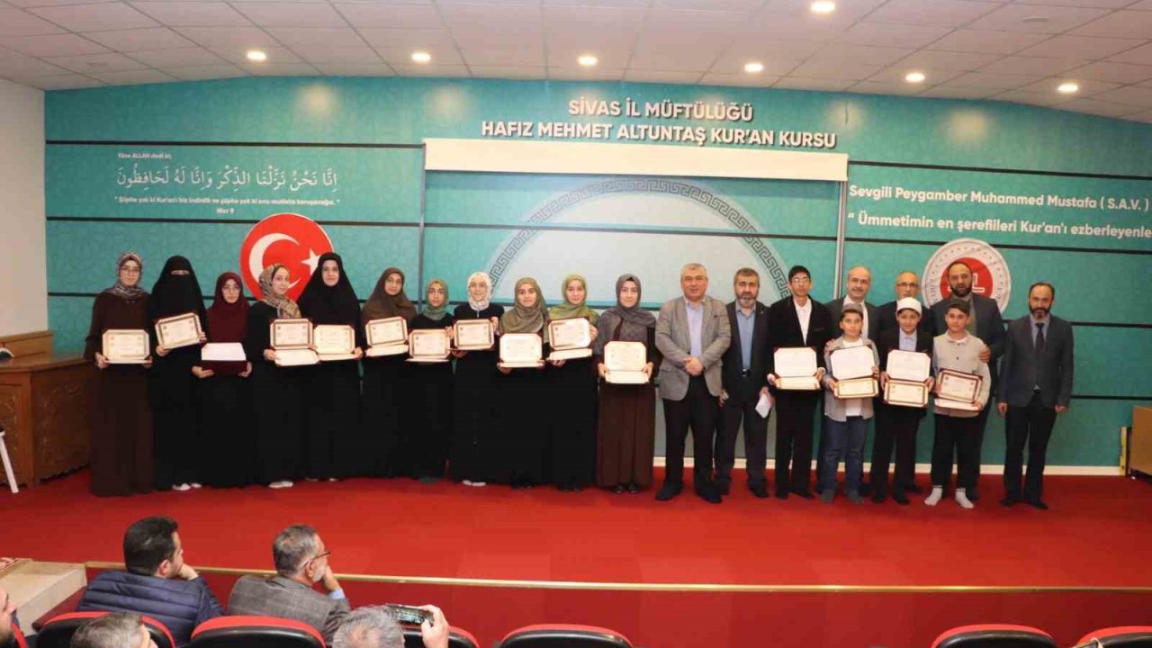 Hafızlık sınavını geçen öğrencilere belge verildi