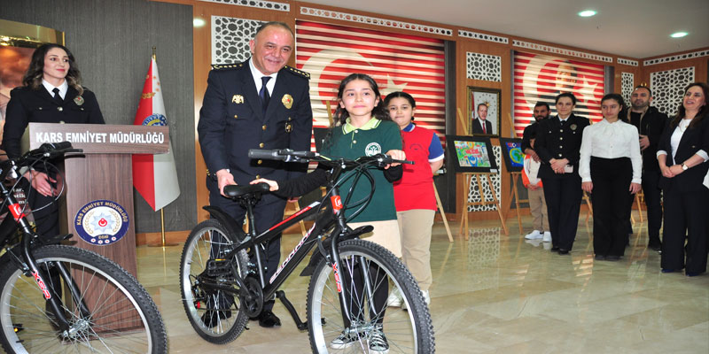 Kars'ta dereceye giren öğrencilere ödülleri verildi