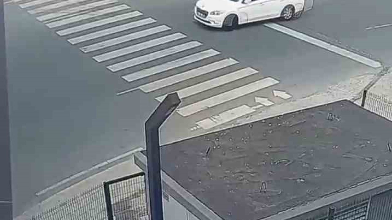 Pendik’te yaya geçidinde otomobilin altında kalmaktan son anda kurtuldu... O anlar kamerada