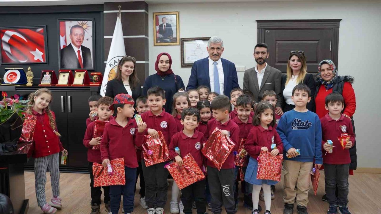 Başkan Hallaç’tan minik misafirlere sıcak karşılama