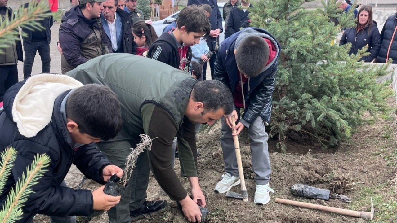 Erzincan’da şehit ailesiyle yeşil vatan için ağaç diktiler