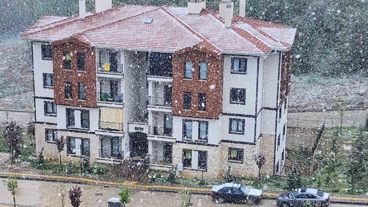 Bahar ayında şehir merkezinde lapa lapa kar: "Sabah güneş vardı şimdi kar yağıyor"