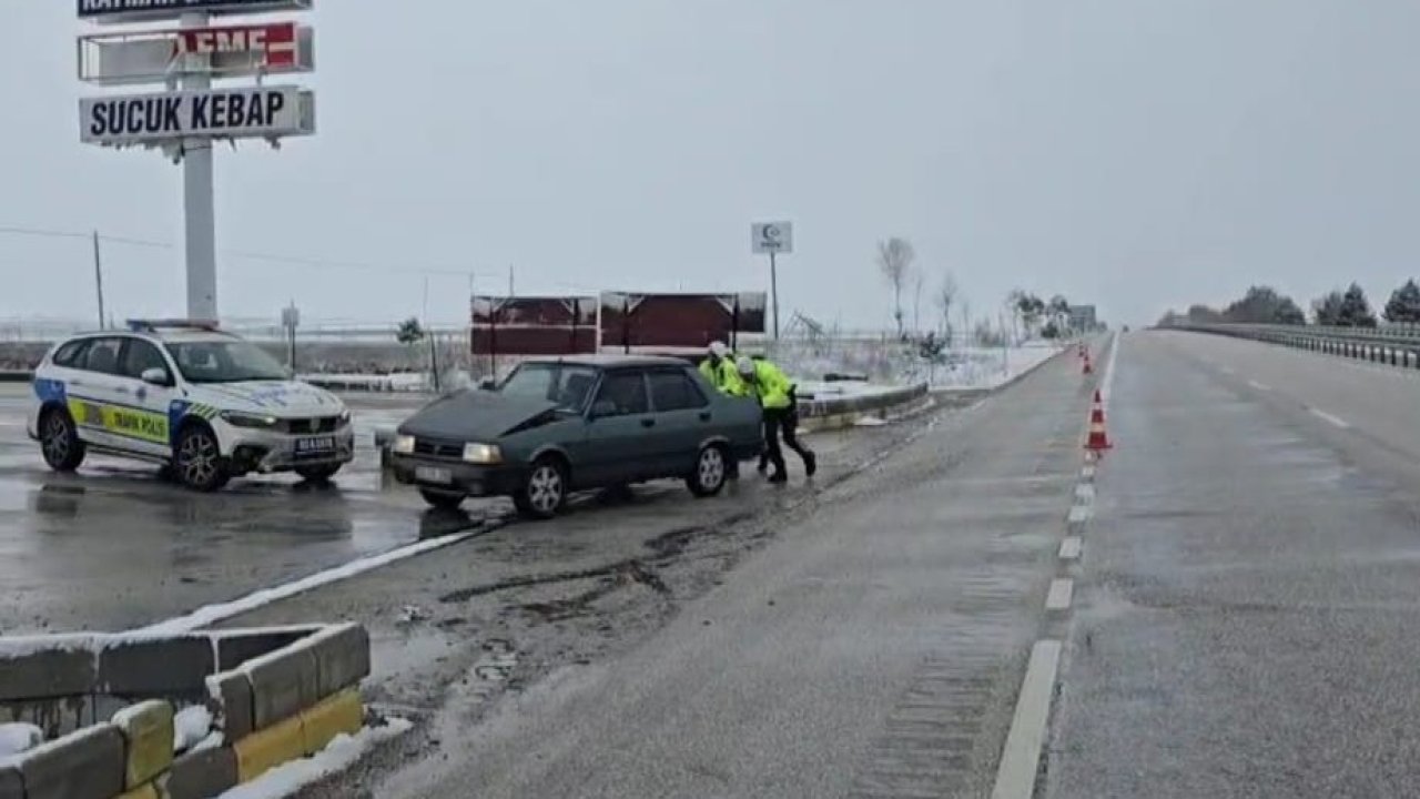 Yolda kalan sürücülerin imdadına trafik polisleri yetişti