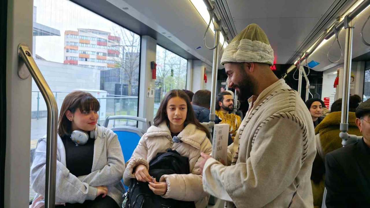 Roman kahramanları tramvaya bindi, kitap dağıttı