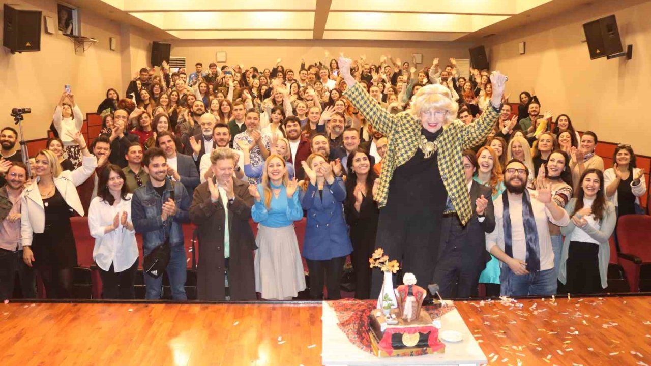Usta tiyatrocu Göksel Kortay’a adının verildiği sahnede doğum günü sürprizi