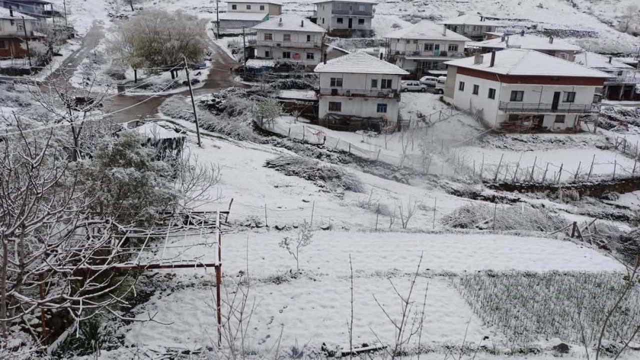 Gördes ve Selendi’ye nisanda kar sürprizi