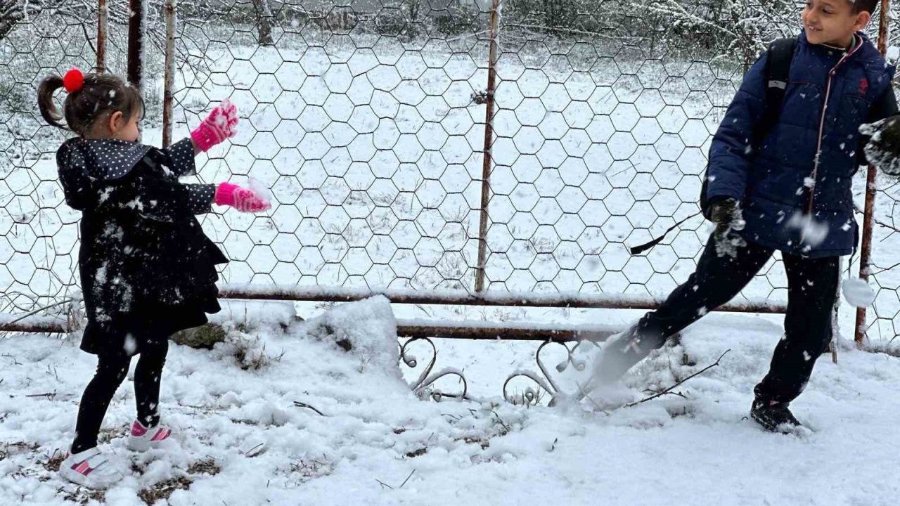 Minikler nisan ayında kar yağışının keyfini çıkardı
