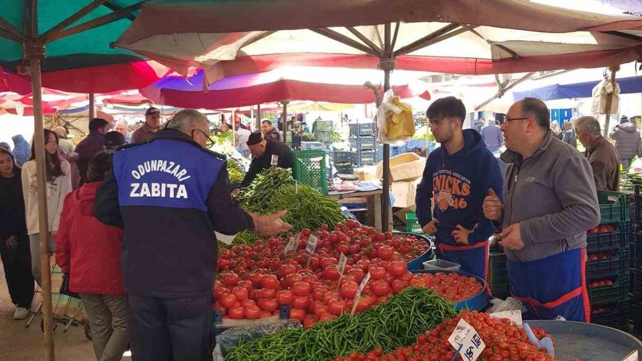 Odunpazarı Belediyesi zabıta ekipleri semt pazarlarında terazi ve etiket kontrolü yaptı