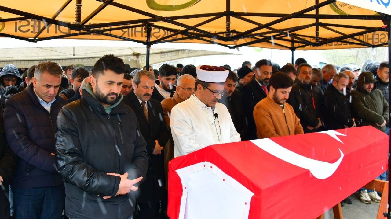 Çöp ayrıştırma tesisinde makineye sıkışan genç, son yolculuğuna uğurlandı