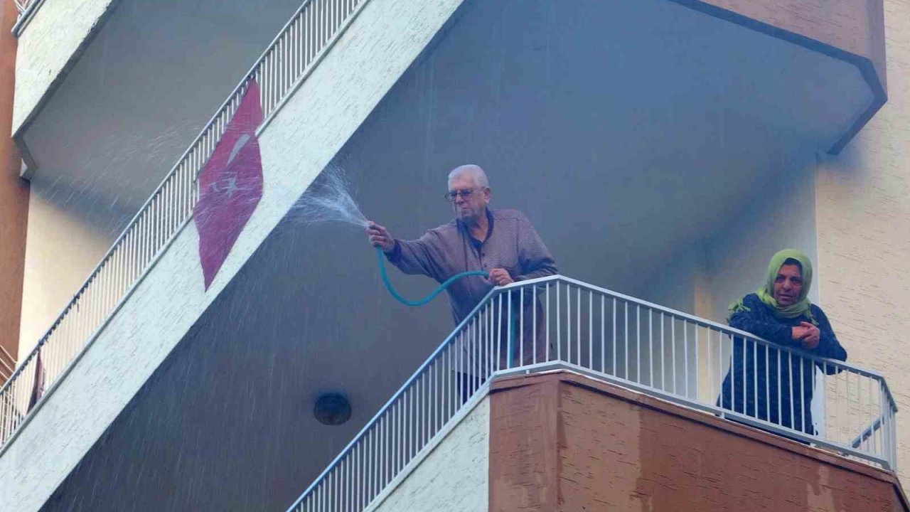 Alev alev yanan kamyonete damacana ve balkonlardan hortumla müdahale ettiler