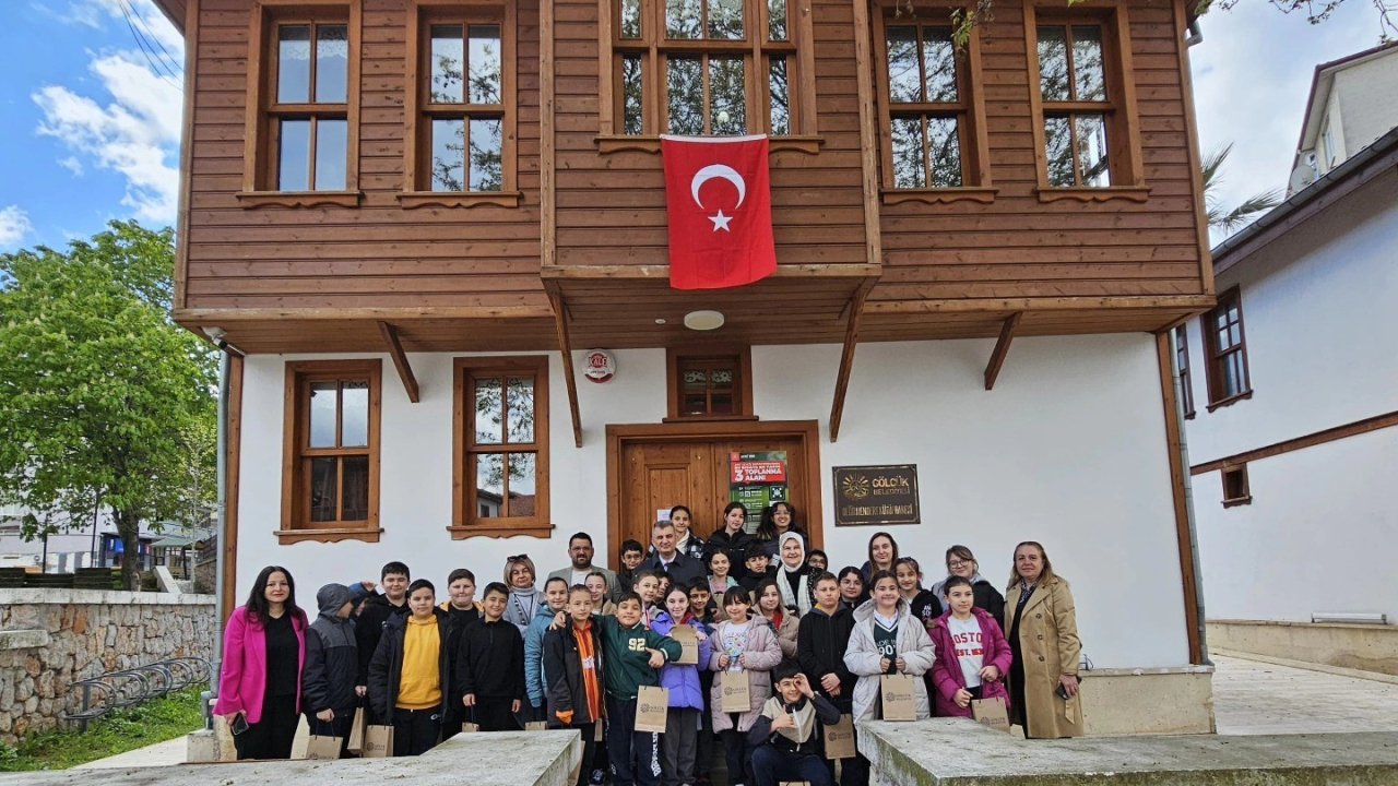 Kitap okuyan çocuklar ödüllendirildi