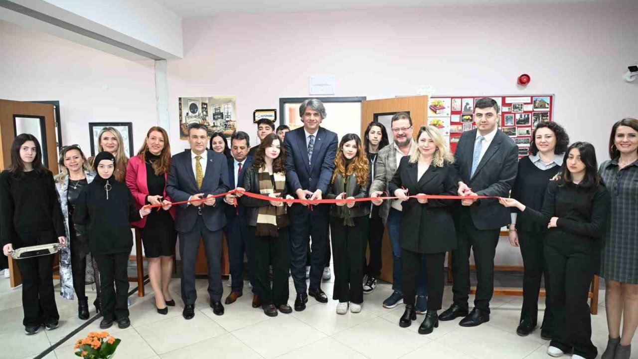 Lise öğrencileri Enver Ercan’ın kitapları ile yeni bir kütüphaneye kavuştu