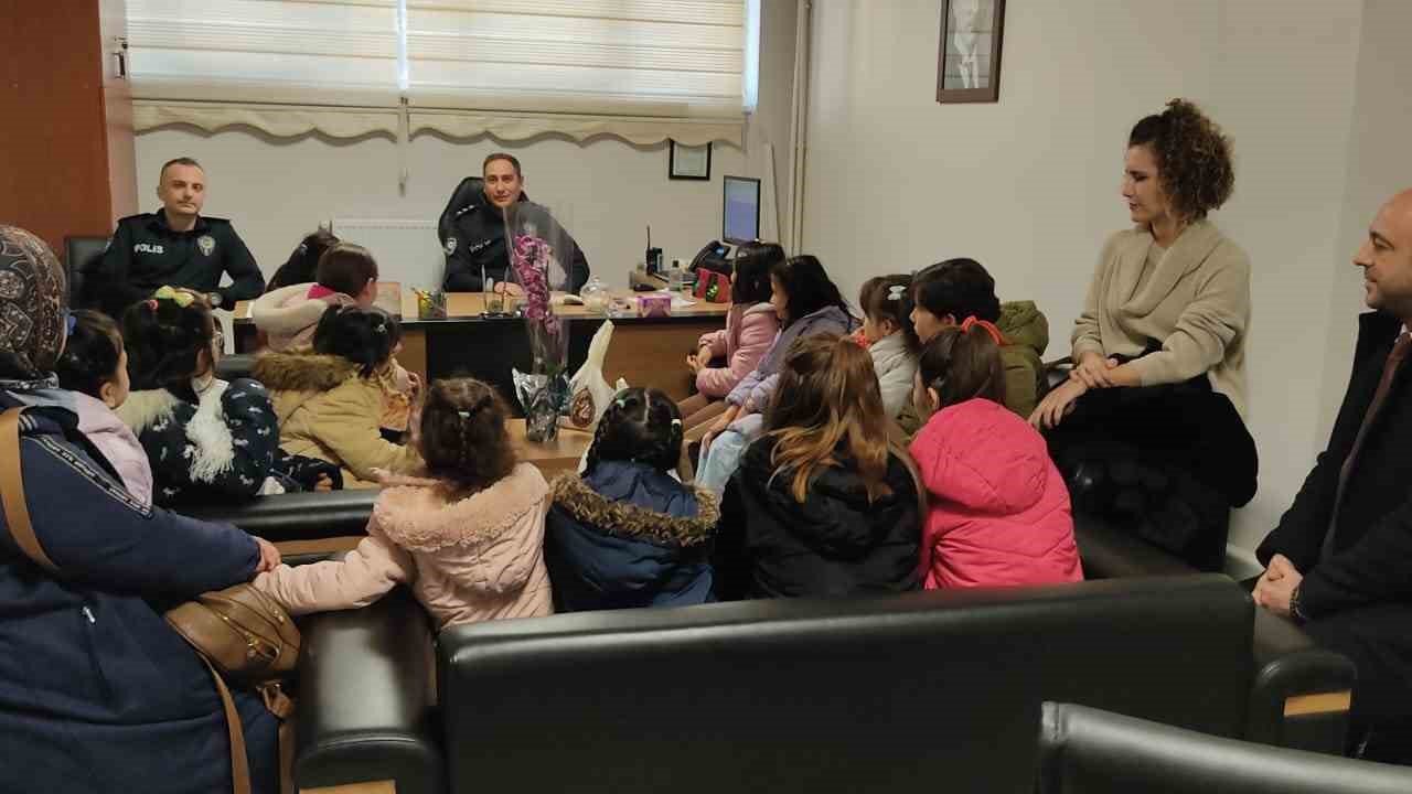 Çocuklar Polis Haftası’nda karakolu ziyaret etti