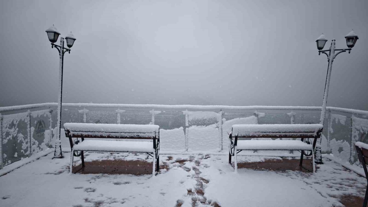 Artvin’de sabah saatlerinde kar sürprizi