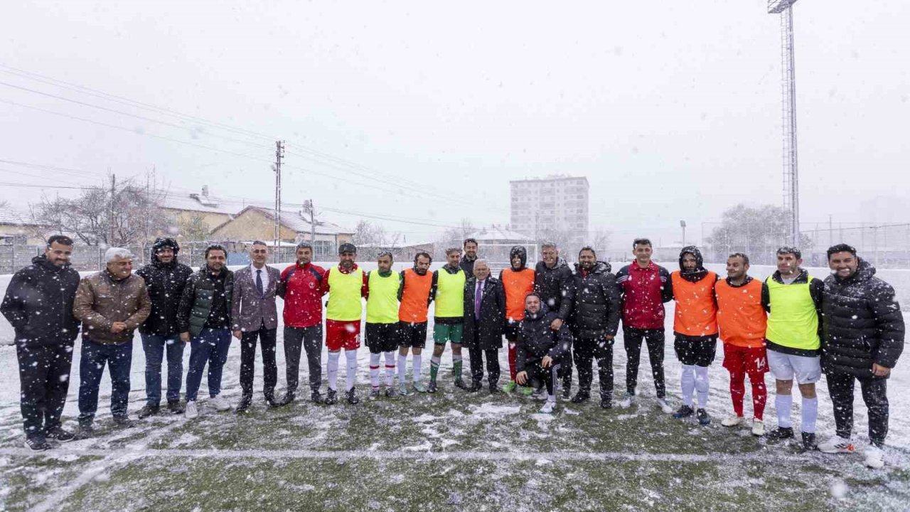 Büyükkılıç, Görme Engelliler B1 Futbol Milli Takımı’nın Kayseri Kampı’nı ziyaret etti
