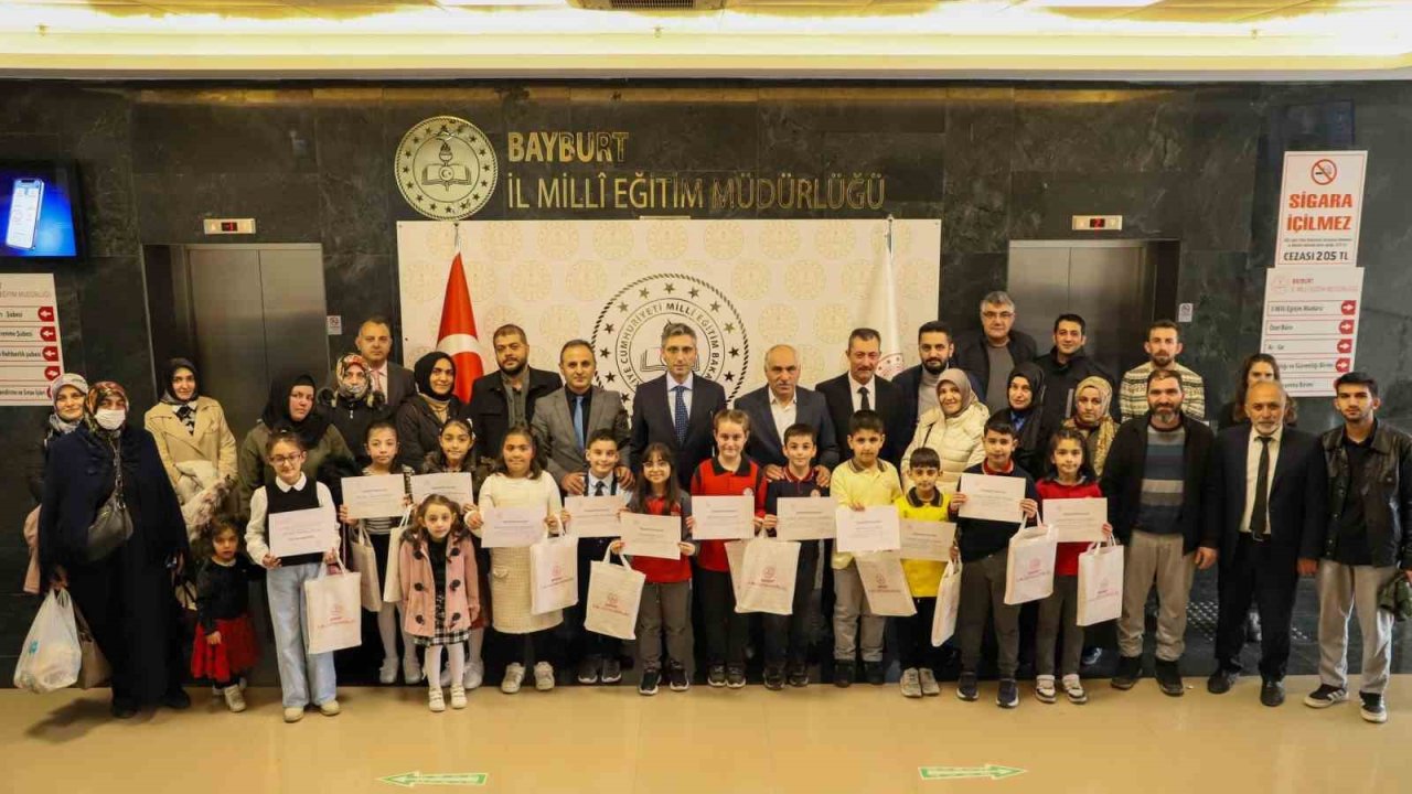 Minik Eller Tasarlıyor projesi kapsamında farklı model çantalar tasarlandı