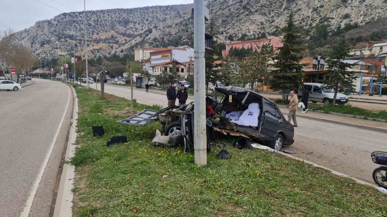 Nallıhan’da feci kaza: Fiat Tofaş araç ikiye bölündü